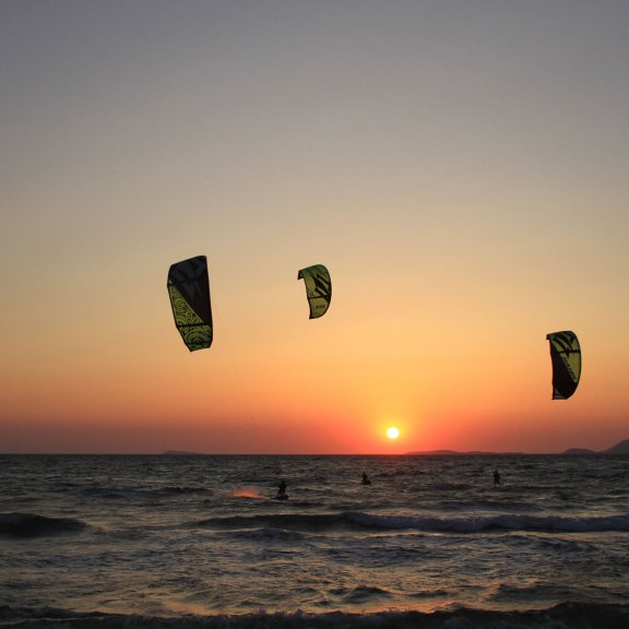 Kitesurfen in Kos bei Sonnenuntergang